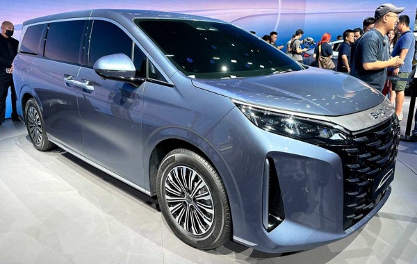 BYD Xia: в Поднебесной представлен брат-близнец минивэна Denza D9 BYD Xia: в Поднебесной представлен брат-близнец минивэна Denza D9