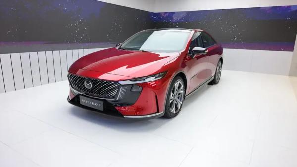 Стильный лифтбек Mazda EZ-6 показали на международном автосалоне