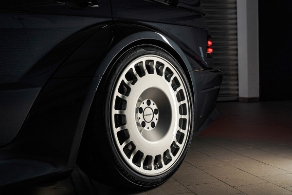 Рестомод HWA Evo от создателей AMG: живые фотографии и технические подробности Рестомод HWA Evo от создателей AMG: живые фотографии и технические подробности