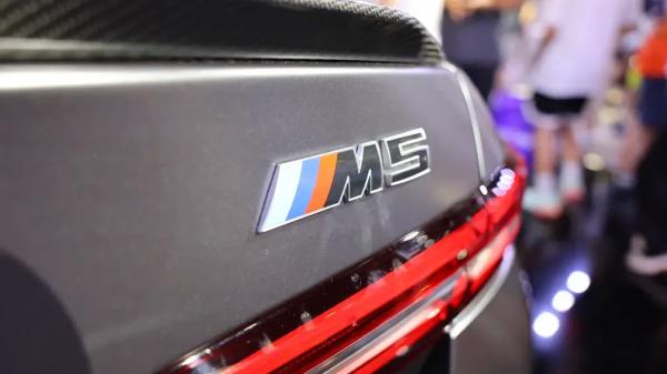 Новый гибридный BMW M5 показали на международном автосалоне