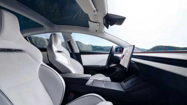 В Россию приехала самая мощная Tesla Model 3: сколько она стоит
