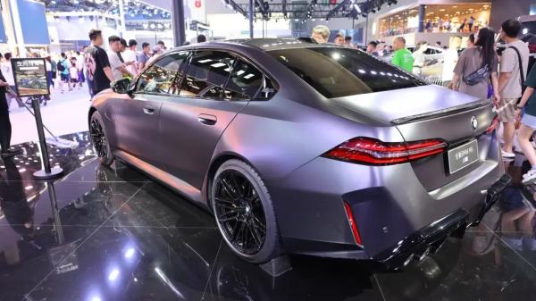 Новый гибридный BMW M5 показали на международном автосалоне