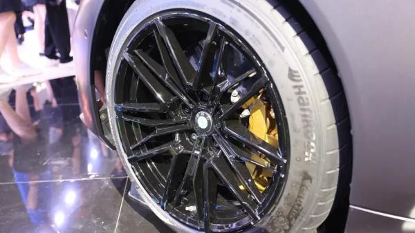 Новый гибридный BMW M5 показали на международном автосалоне