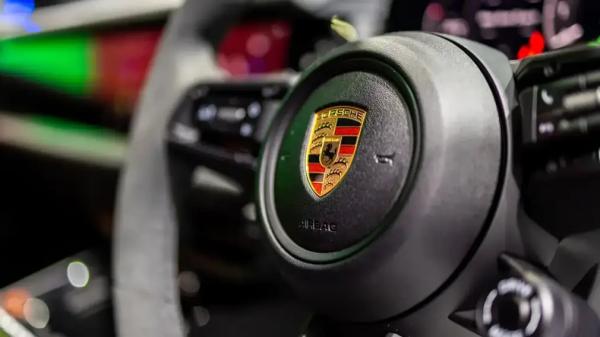 В России появился новый гибридный Porsche Cayenne Coupe: сколько он стоит