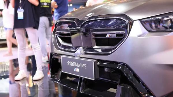 Новый гибридный BMW M5 показали на международном автосалоне