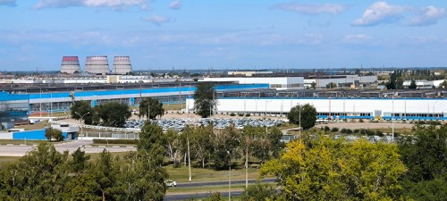 Из-за потенциальной проблемы с возгоранием АвтоВАЗ почти не отгружает Lada Vesta дилерам &mdash; машины вновь складируют на территории завода