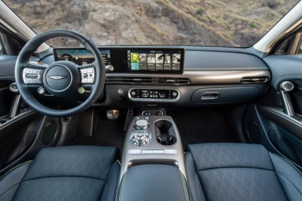 Сколько стоит самая доступная версия роскошного кроссовера Genesis GV60 2025 