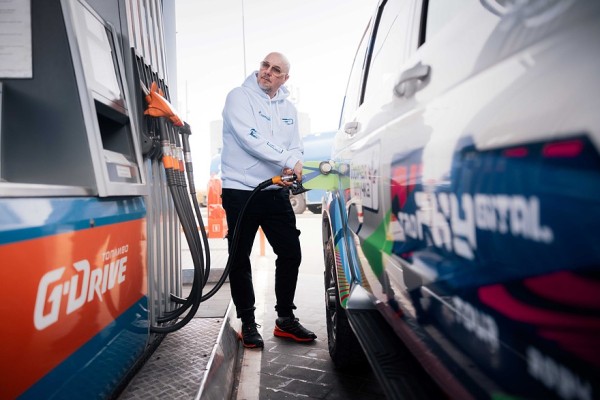 Сеть АЗС &laquo;Газпромнефть&raquo; стала партнером международного автопробега Tro-Phy-Gital-Tour
