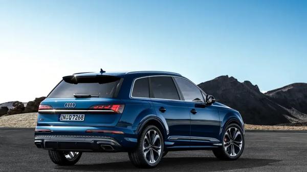 Дилеры привезли в Россию новый кроссовер Audi Q7