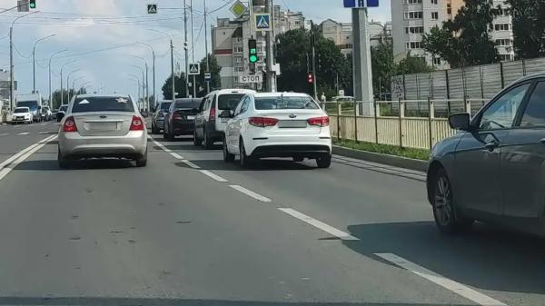 Как поступить водителю, заметившему неисправность другой машины