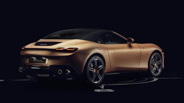 Эта "деревянная" версия итальянского Ferrari Roma выглядит очень хорошо