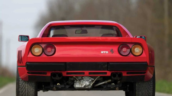 Компания Pirelli представила новые шины для суперкара Ferrari GTO 