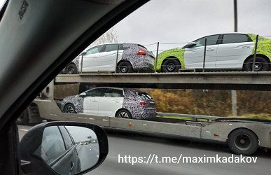 &laquo;Тут вам и седан, и универсал, и универсал-кросс&raquo;. Целый автовоз с новенькими Lada Iskra заметили в Москве