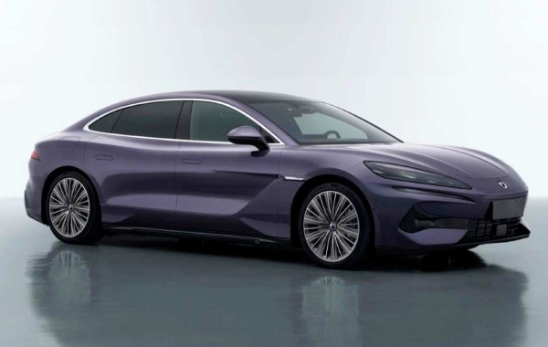 Китайцы представили пятиметровые седан Denza Z9 и хэтчбек Z9 GT