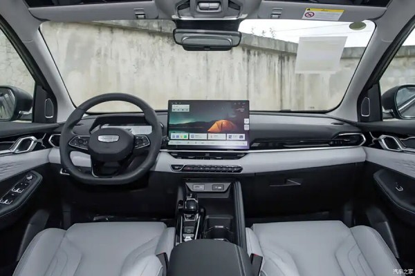 Geely снова обновила кроссовер Coolray. Но пока только в Китае