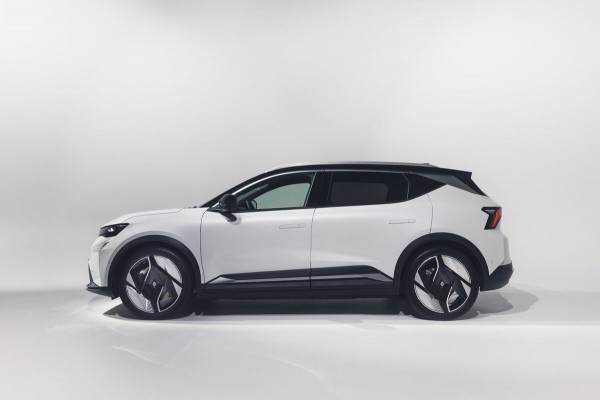 Новый семейный электрокроссовер от Renault уже в России