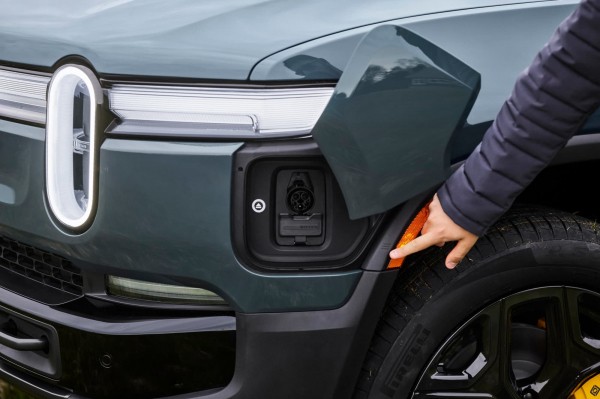 Трёхтонный внедорожник Rivian R1S разгоняется за 2,9 с и снимает процесс на камеру