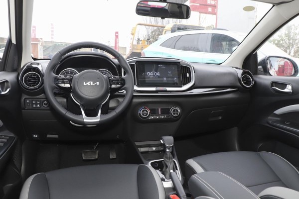 В России распродают последние экземпляры новых кроссоверов Kia KX1 по цене &laquo;Весты&raquo;