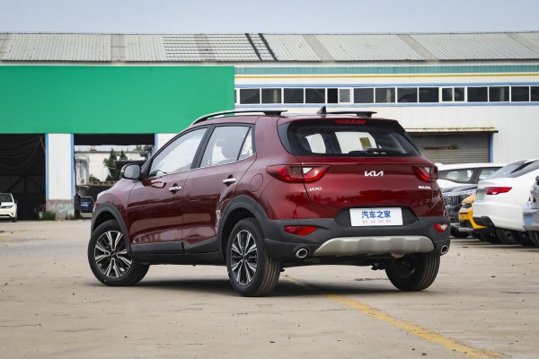 В России распродают последние экземпляры новых кроссоверов Kia KX1 по цене &laquo;Весты&raquo;