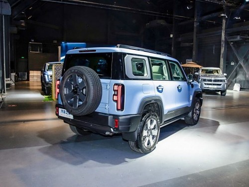 Конкурент Tank 300 с расходом всего 1,4 л/100 км выходит 17 декабря. BAIC BJ40 Magic Core сможет проезжать более 1200 км на баке бензина Конкурент Tank 300 с расходом всего 1,4 л/100 км выходит 17 декабря. BAIC BJ40 Magic Core сможет проезжать более 1200 км на баке бензина