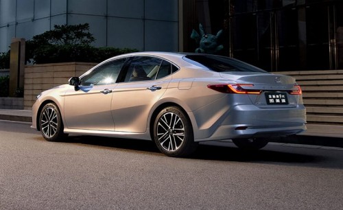 Новейшая Toyota Camry XV80 сильно подешевела в России: всего 3,25 млн рублей за новую машину Новейшая Toyota Camry XV80 сильно подешевела в России: всего 3,25 млн рублей за новую машину