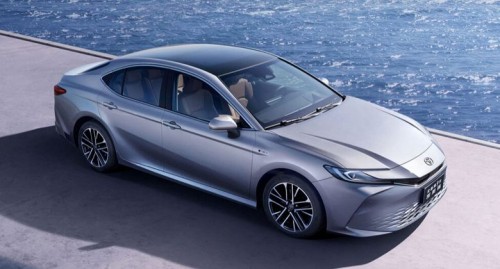 Новейшая Toyota Camry XV80 сильно подешевела в России: всего 3,25 млн рублей за новую машину Новейшая Toyota Camry XV80 сильно подешевела в России: всего 3,25 млн рублей за новую машину