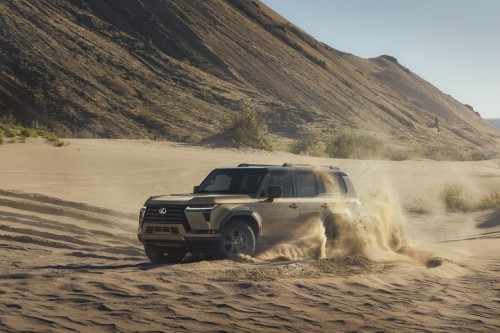 Новые внедорожники Lexus GX приехали в Россию &laquo;через дружественные страны&raquo;: 354 л.с., 10-ступечнатый &laquo;автомат&raquo; и полный привод &mdash; от 16,5 млн рублей