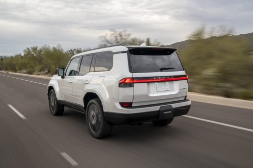 Новые внедорожники Lexus GX приехали в Россию &laquo;через дружественные страны&raquo;: 354 л.с., 10-ступечнатый &laquo;автомат&raquo; и полный привод &mdash; от 16,5 млн рублей