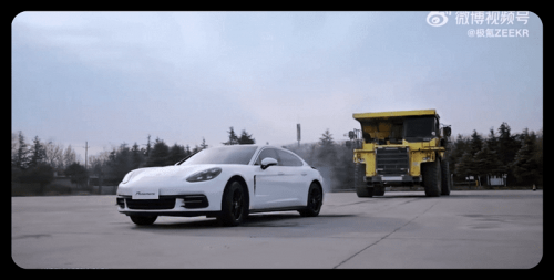 Porsche Panamera не смог, а Zeekr 001 справился: рестайлинговый Zeekr 001 отбуксировал карьерный самосвал с экскаватором в кузове