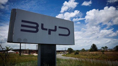 Скандал на новом заводе BYD: сотрудников оскорбили &laquo;клеймом рабов&raquo;. Паспорта у них не забирали, они отдали их добровольно для получения временного удостоверения