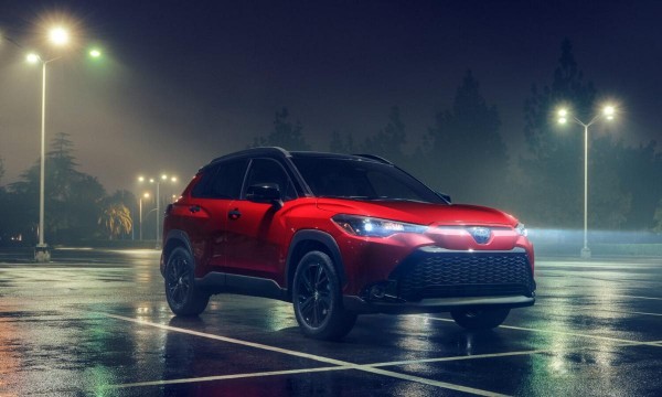 Toyota Corolla Cross 2025 получил экономичный гибридный вариант
