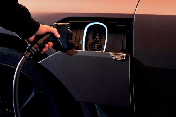 &laquo;Заряженный&raquo; Cadillac Lyriq-V стал самым быстрым автомобилем американской марки
