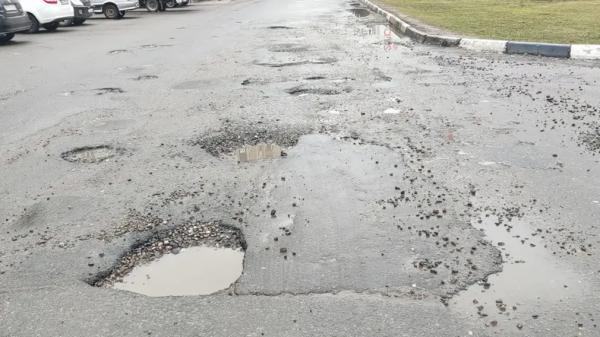 Как водителю возместить ущерб, если машина попала в яму на дороге и получила повреждения