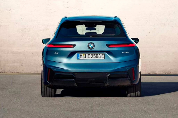 Обновленный электрический кроссовер BMW iX стал мощнее и дальнобойнее