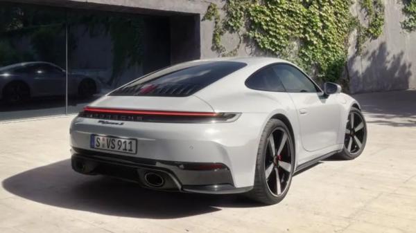Пока только задний привод: дебютировала обновлённая Porsche 911 Carrera S