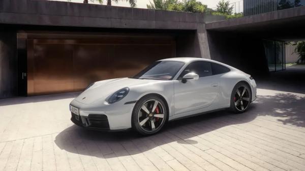 Пока только задний привод: дебютировала обновлённая Porsche 911 Carrera S