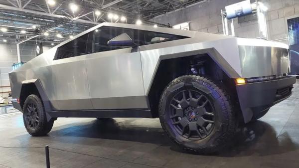 35 млн рублей: в России продают хардкорный Tesla Cybertruck