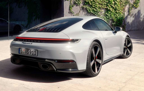 Представлен обновленный вариант Porsche 911 Carrera S: спорткар стал еще мощнее Представлен обновленный вариант Porsche 911 Carrera S: спорткар стал еще мощнее