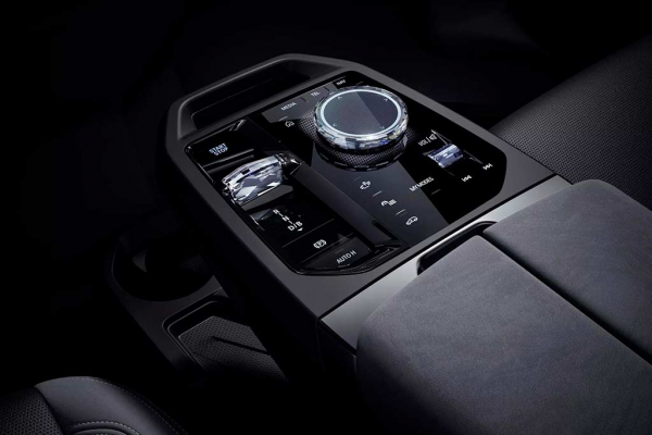 Обновленный электрический кроссовер BMW iX стал мощнее и дальнобойнее