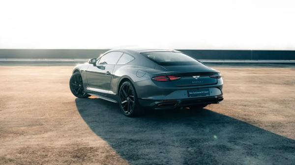 Новейший супергибрид Bentley прибыл в Россию: названа цена