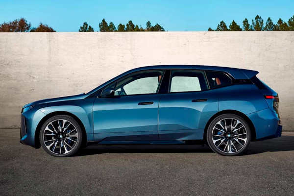 Обновленный электрический кроссовер BMW iX стал мощнее и дальнобойнее