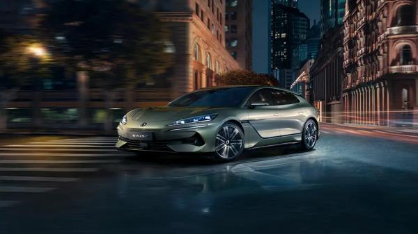 В Россию привезли топовые 870-сильные гибридные хэтчбеки Denza Z9 GT