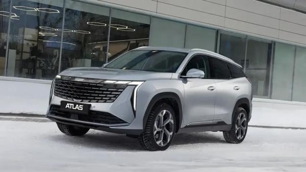 Насколько подорожал кроссовер Geely Atlas за год продаж в РФ