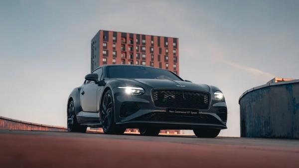Новейший супергибрид Bentley прибыл в Россию: названа цена