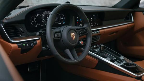 Пока только задний привод: дебютировала обновлённая Porsche 911 Carrera S