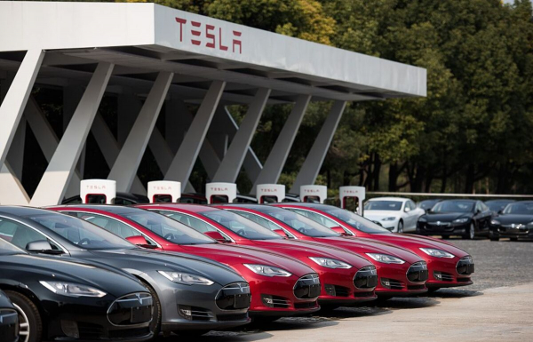 Продажи электрокаров Tesla снизились впервые за всю историю бренда