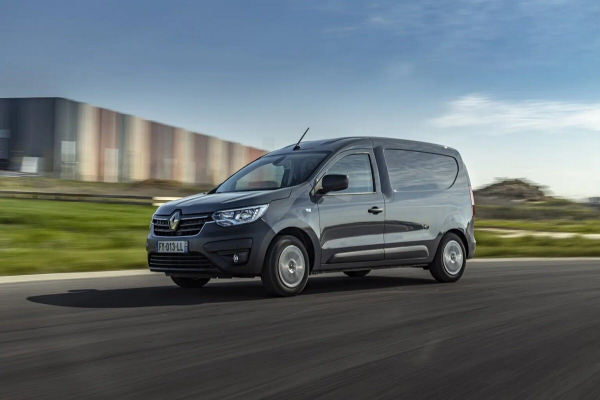 В Россию привезли новые фургоны Renault на замену &laquo;Ларгусу&raquo;