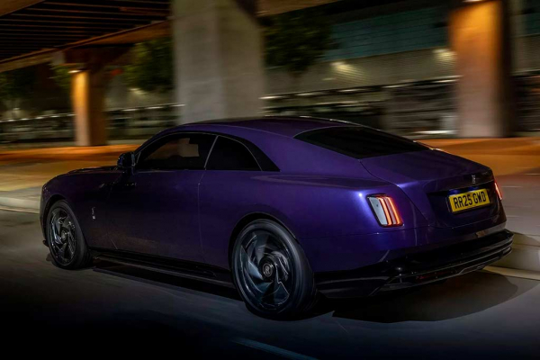 Rolls-Royce Spectre Black Badge: драйверская версия электрического купе