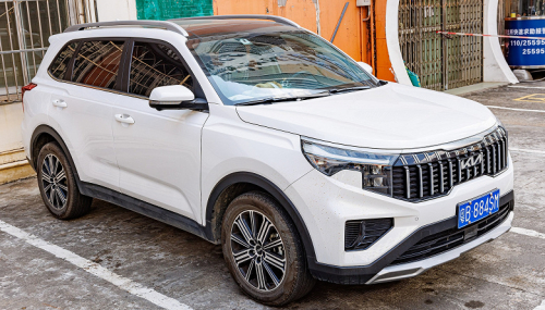 Другой Kia Sportage со 160-сильным мотором и &laquo;автоматом&raquo; подешевел в России. Модель также предлагают с 2-летней гарантией, но дороже на миллион рублей