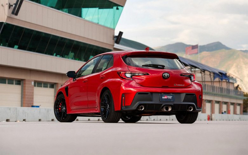 В России стартовали продажи Toyota Corolla с трехцилиндровым мотором на 304 л.с.